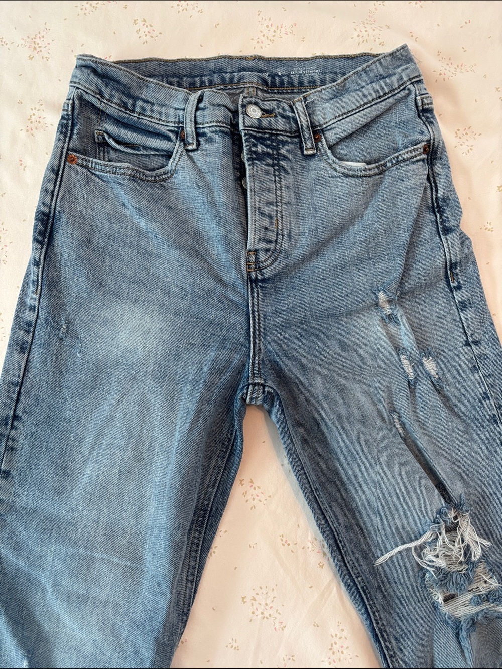 OLD NAVY DISTRESSED JEANS in Size 6